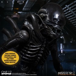 Alien figurine Mezco Toys