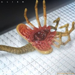 Alien figurine Mezco Toys