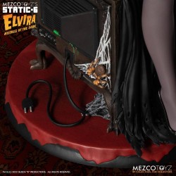 Elvira maîtresse des ténèbres figurine Static-6 Elvira Mezco Toys